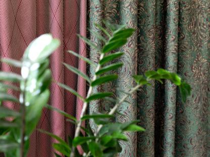 Темные шторы для спальни с функцией изоляции