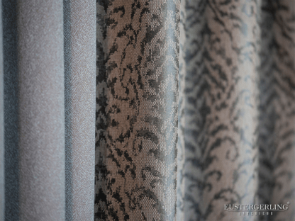 Классические шторы для зала с плотной текстурой