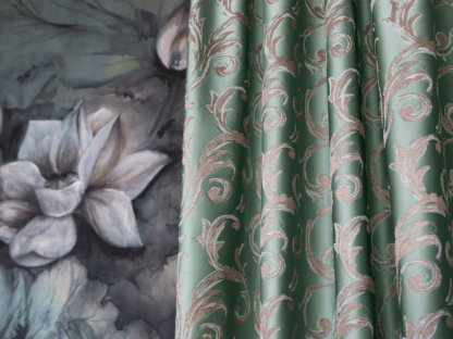 зеленые драпировки с рисунком
